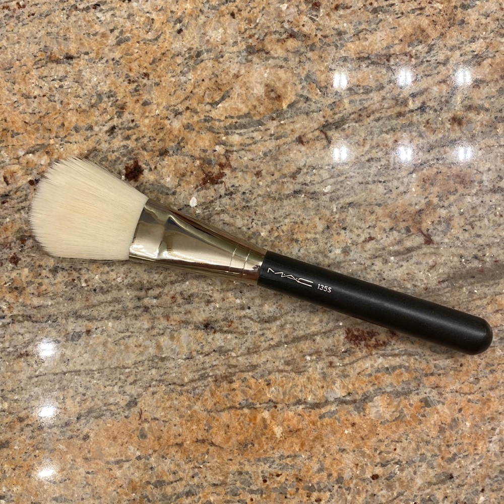 MAC Cosmetics 135 Synthetic Large Flat Powder Brush